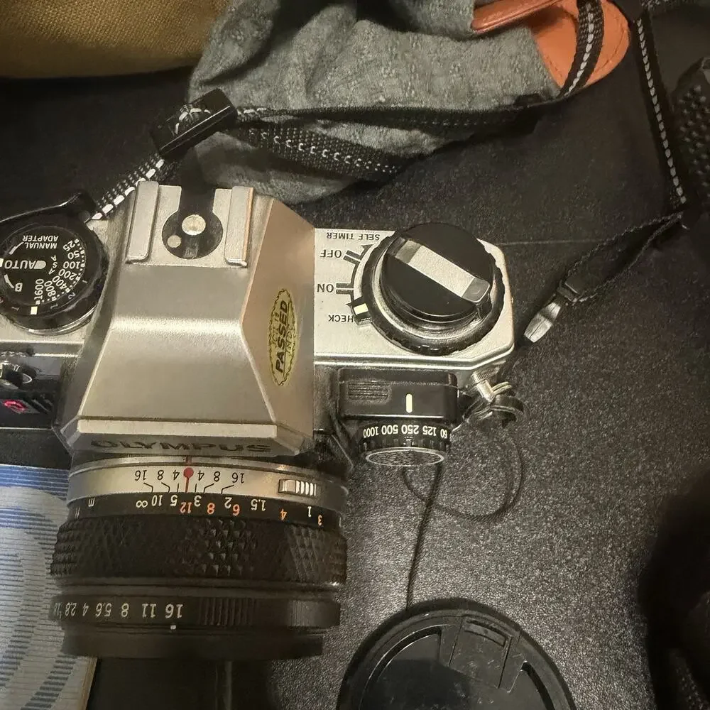 Working Olympus OM10 35mm Film Camera w/Zuiko 50mm f/1.8 Lens Extras Tarmac Bag